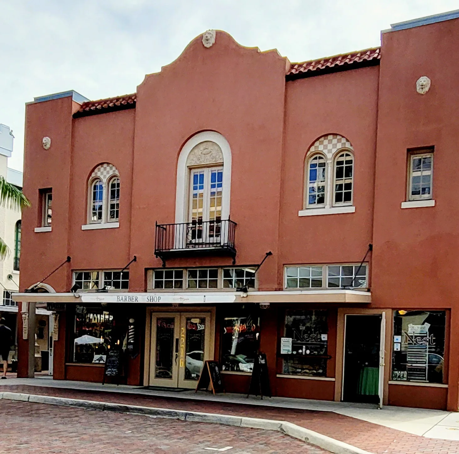 Tonnelier Court, now known as Patio de Leon, a 1913 Mediterranean Revival building on First Street in downtown Fort Myers.