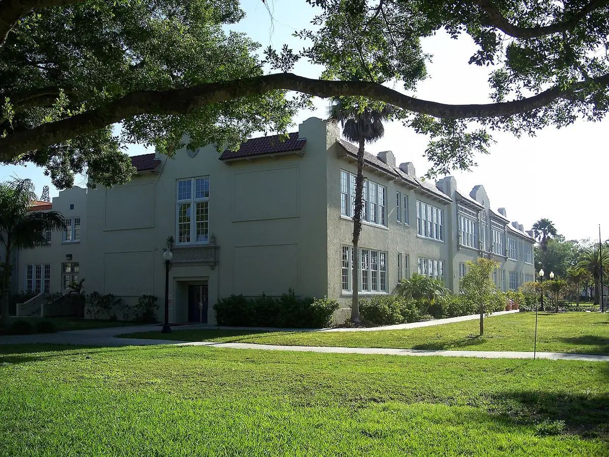 Edison Park Elementary School on Euclid Avenue, inside the Edison Park historic district in Fort Myers