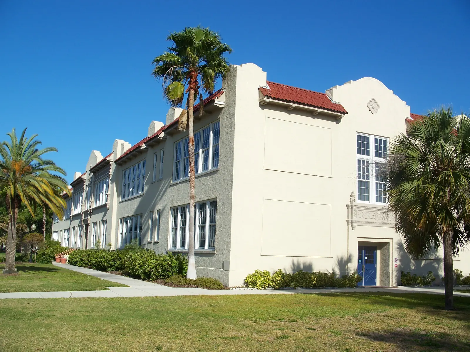 The Edison Park Creative and Expressive Arts School building on Euclid Avenue in Fort Myers